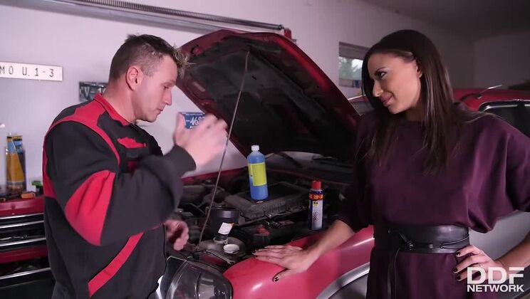 Brunette Bombshell Cassie Del Isla