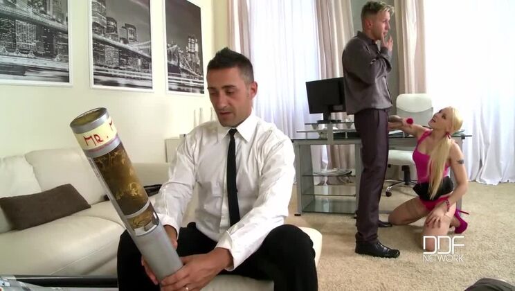 Blonde Bombshell Lola Taylor in Anal Threesome