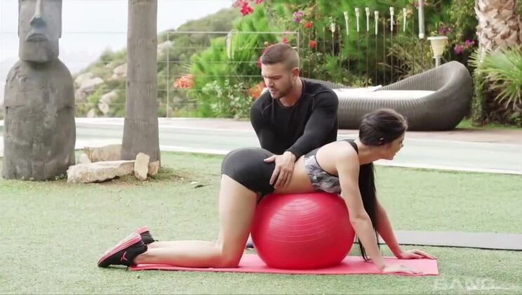 Brunette slut double stuffed outdoors - workout ball fun