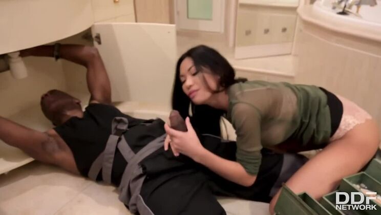 [DDFNetwork] - Big Cock Plumber Fucks Polly Pons in Shower - Polly Pons