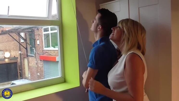 Mature British Housewife Amy Fucking and Sucking