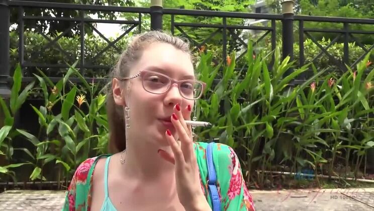 Feed Elena Koshka's cat bananas, she loves the zoo