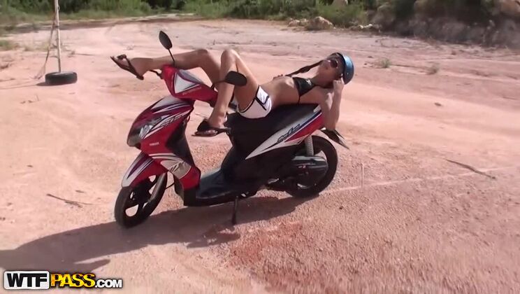 Couple's Amateur Sex: Victoria Tiffani's Beach Escapade