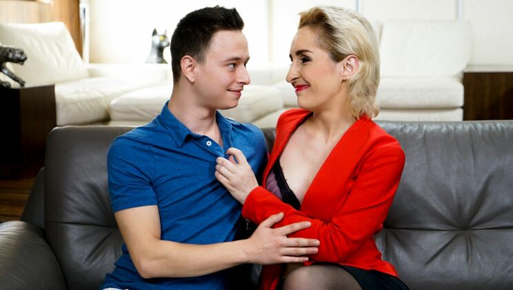 [LustyGrandmas] - Nikki Nuttz Gets Pussy Licked by Blonde Di Devi - Nikki Nuttz - Di Devi