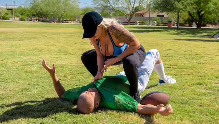 Tempting The Sporty Blonde Bombshell