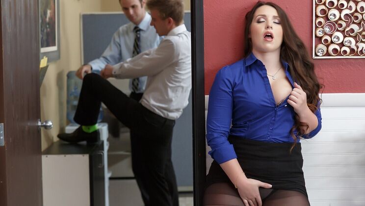 [Brazzers] - Office Slut Lola Foxx Takes Big Cock