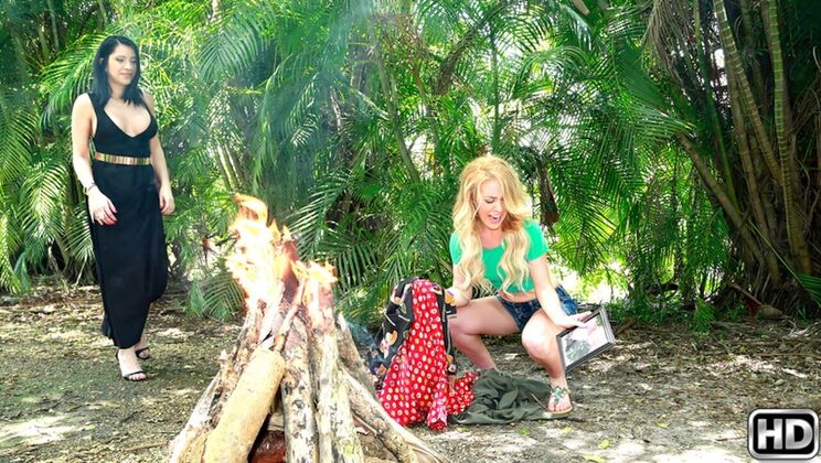 [MomsLickTeens] - Tattooed Women: Bonnie and Cassandra - Bonnie Grey - Cassandra Cain