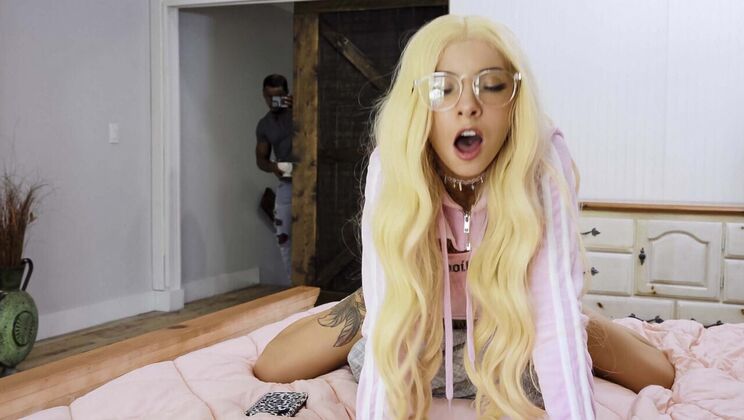 Cheating Wife Gets Cumshot Facial