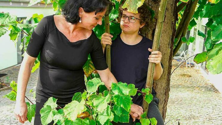 [Grandmams] - Cumshot Surprise for Voyeur Stalker - Jambie King - Rita Black