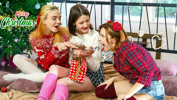 [ClubSweethearts] - Lesbian Christmas: Margo, Lina, and Lolly's Lesbian Fun - Lolly Bomb - Margo von Teese - Lina Sun