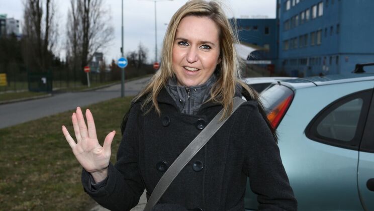 Blonde Babe Gives Blowjob and Fucks in Car