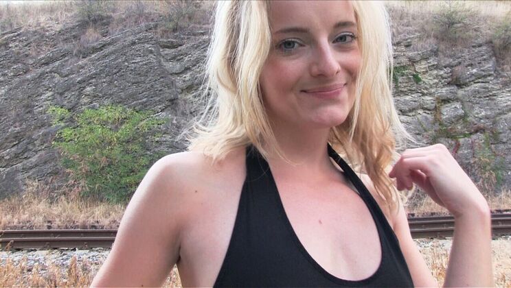 Amateur Cheerleader Outdoor Blowjob