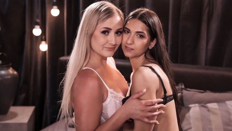 [Lesbea] - Blonde Babes Facesitting Orgasm - Cayla Lyons - Moona Snake