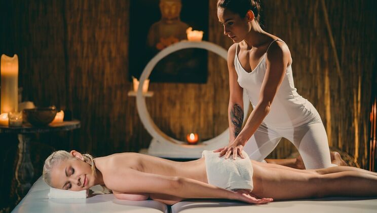 [MassageRooms] - Face Sitting and Fisting with European Beauties - Julia Parker - Lexi Dona