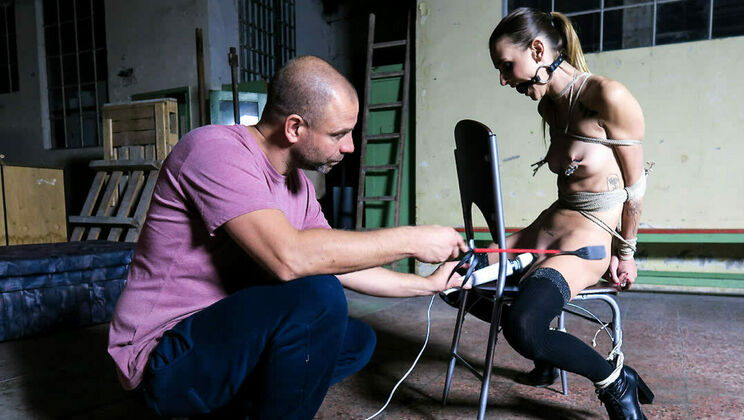 Adelle's BDSM Adventure with Maledom