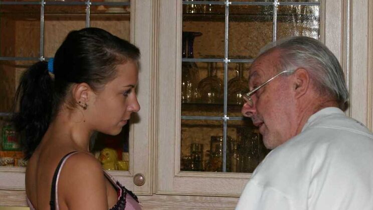 [Oldje] - Handjob and Blowjob from Seductive Brunette Maid - Sicke - Ulma