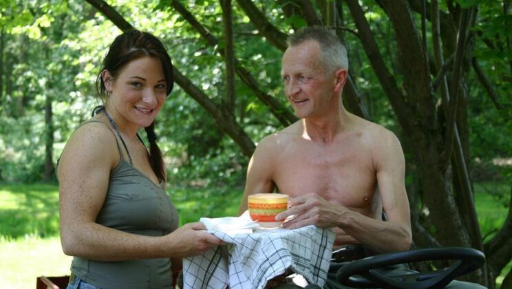 [Oldje] - The Brunette Yard Man