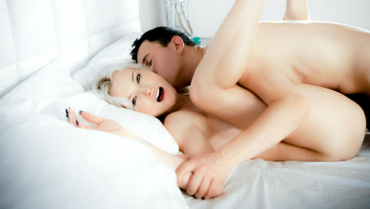 [SexArt] - Ivy Rein's Outdoor Fucking with Zazie Skymm