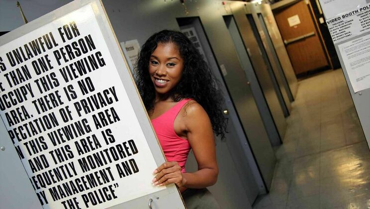 Yasmine De Leon - Ebony Cougar Facial Cum Swallowing