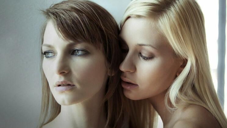 [SexArt] - Beautiful Sex: Tracy and Flora's Steamy Striptease Showdown - Chapter 1 - Tracy Lindsay - Flora