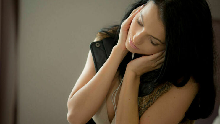 [SexArt] - Czech Beauty Sapphira A Strips Down - Sapphira A