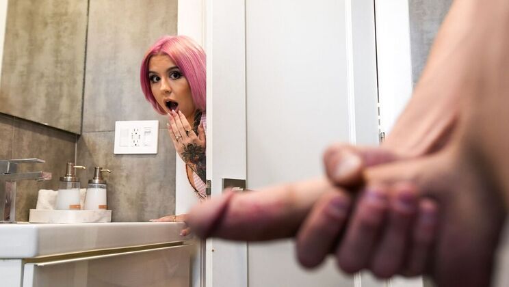 [MyPervyFamily] - Fingering and Pussy Licking Luna Legend - Luna Legend - Chris Lockwood