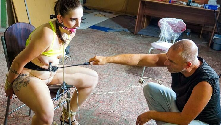 Magic Wand and BDSM: Suzie's Stepsis Session