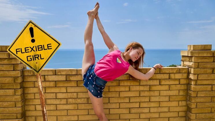 Natural Tits and Flexible Moves by Nicole Murkovski