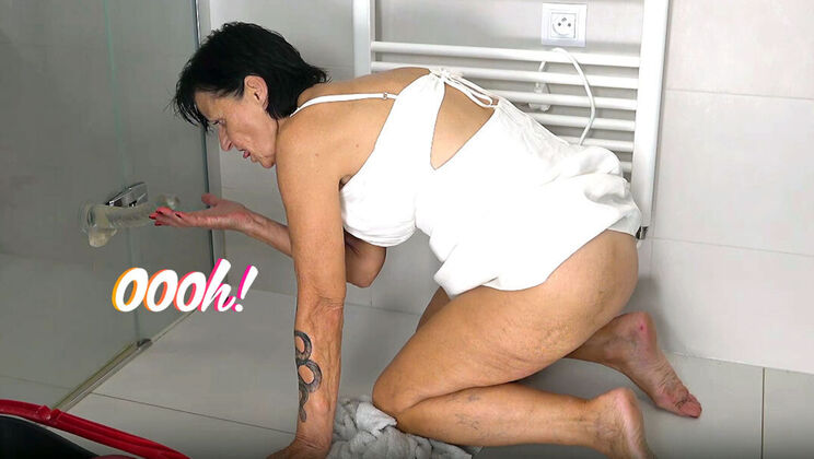 Amateur Granny Cleans and Fingers Herself After Party