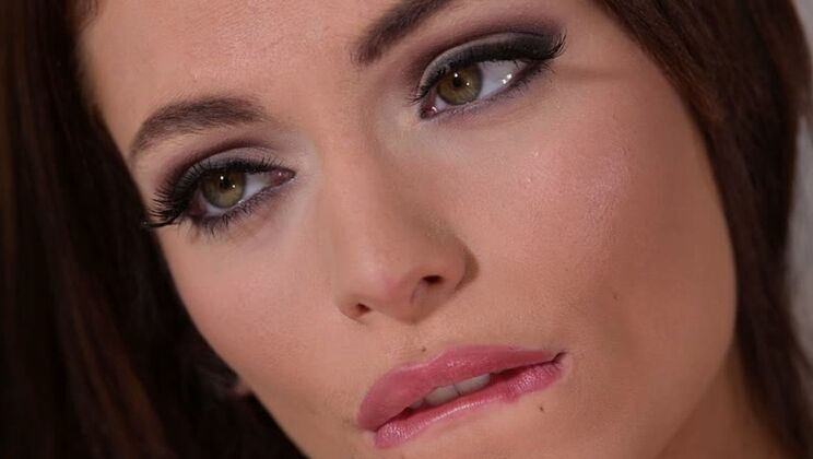 Shaved pussy Clara Mia gets cock sucked and fucked on date