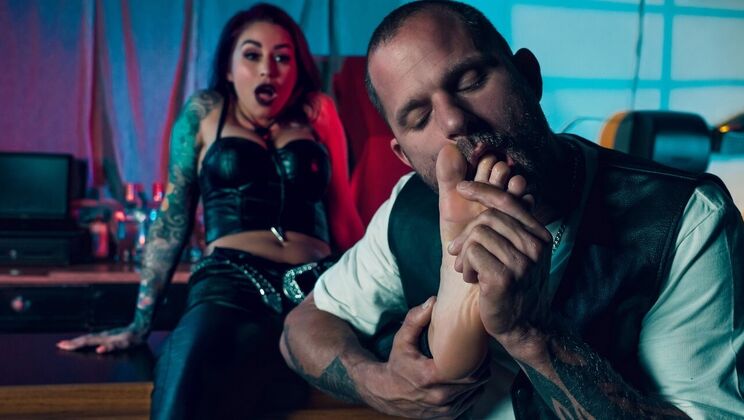 Big Tits, Bigger Cock: Grind Bar Scene 2